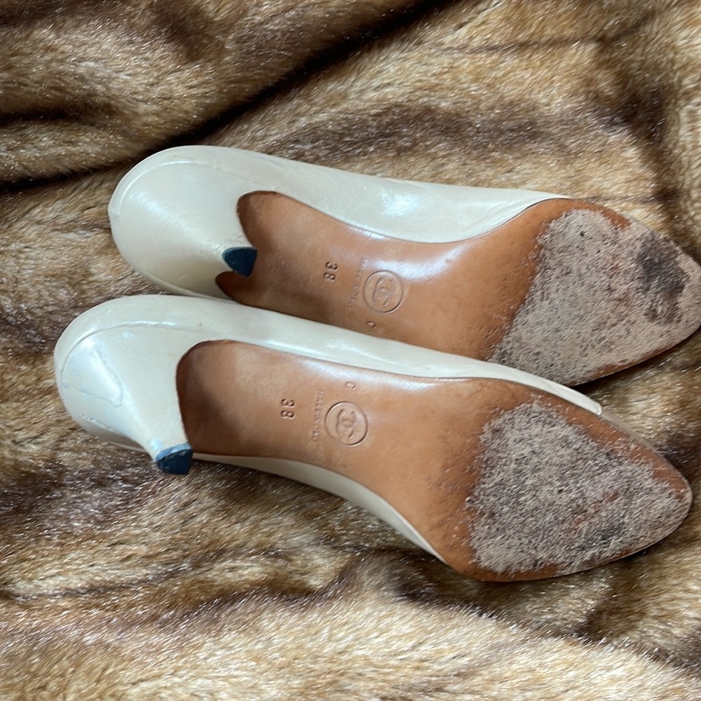 CHANEL Two-Tone Cream and Tan Pointed-Toe Pumps - Picture 3 of 5